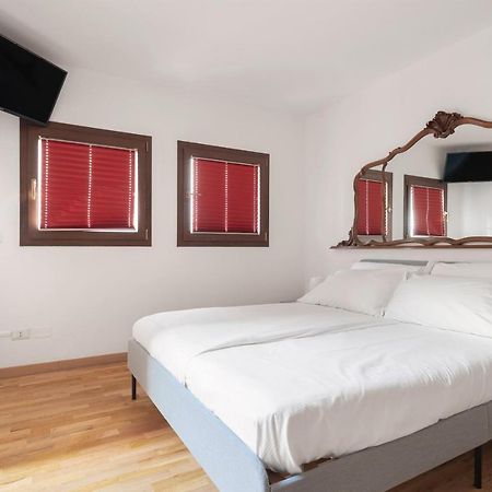 Solemar Sicilia - Palazzo Quaroni Apartment Палермо Екстериор снимка